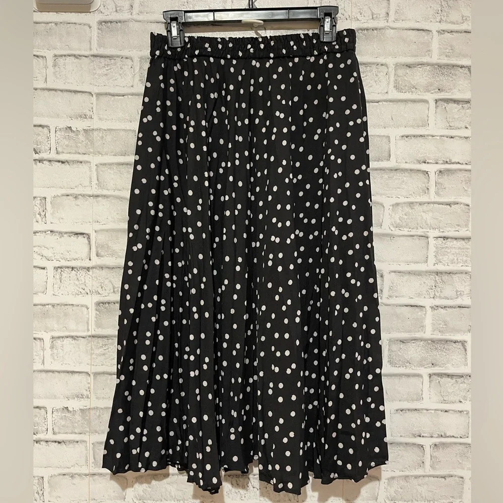 Women’s Time & Tru black with white polka dot a-line skirt Size Medium